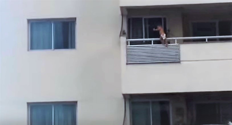Resultado de imagem para Vídeo mostra bebê de 1 ano pendurado na varanda em Manaus