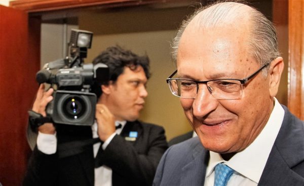 Alckmin negocia filiação no PSD de Omar Aziz