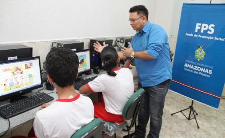 Crianças e adolescentes com deficiência auditiva ganham laboratório de informática