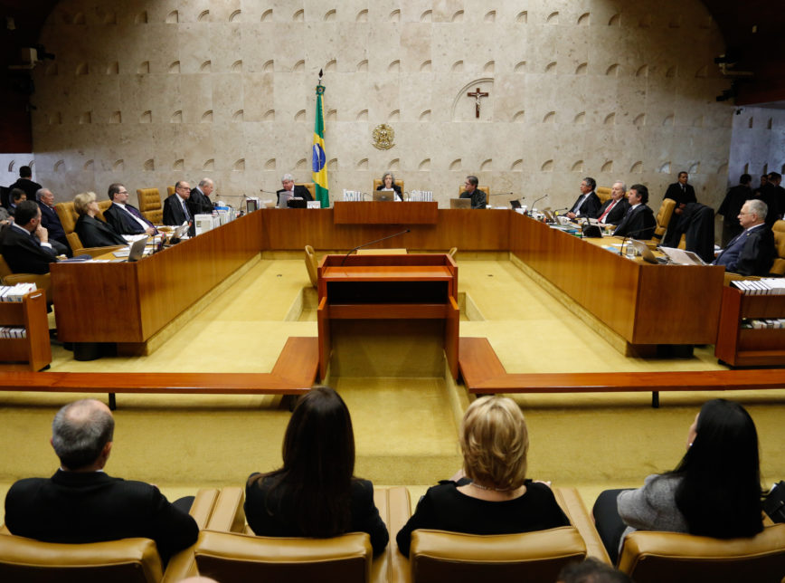 Bolsonaro afronta STF com lei que prevê prisão de autoridades por abuso