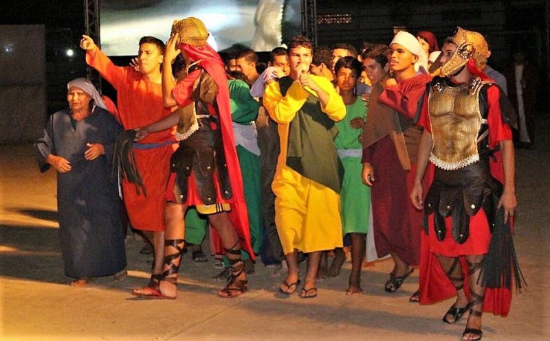 Atores amadores de bairros de Manaus encenam a Paixão de Cristo