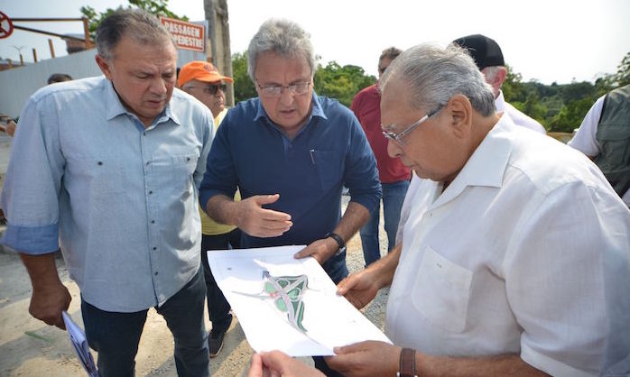 Governador Amazonino fiscaliza obra na avenida das Flores. Foto: Clóvis Miranda/ Secom