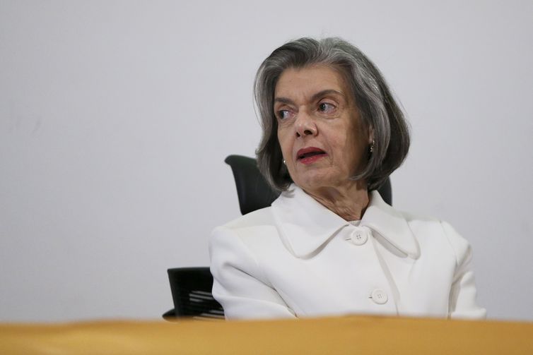 Vídeo com ataque a ministra deve ser removido, determina Moraes