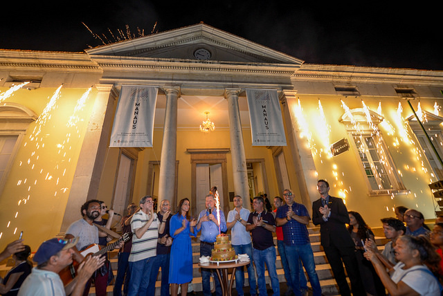 Bolo em comemoração aos 349 anos da de Manaus foi servido em frente ao Museu da Cidade, com a presença de Arthur Virgílio Neto