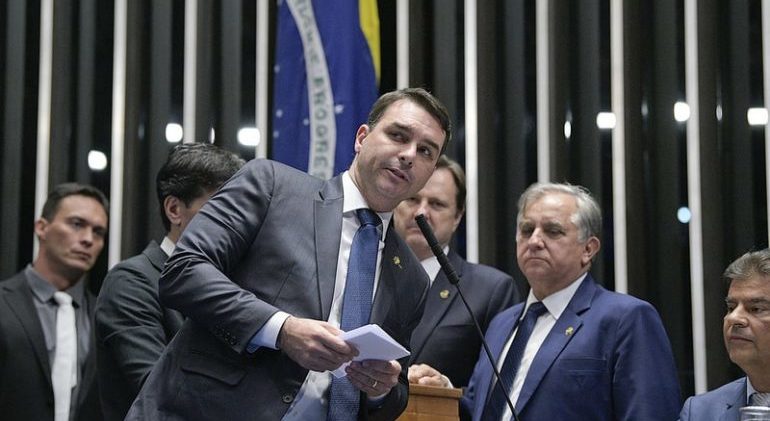 Flávio Bolsonaro renuncia a cargo na direção do Senado