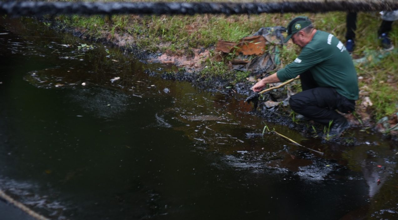 Governo do Amazonas apura vazamento de óleo no rio Negro, na área da Ponta Negra