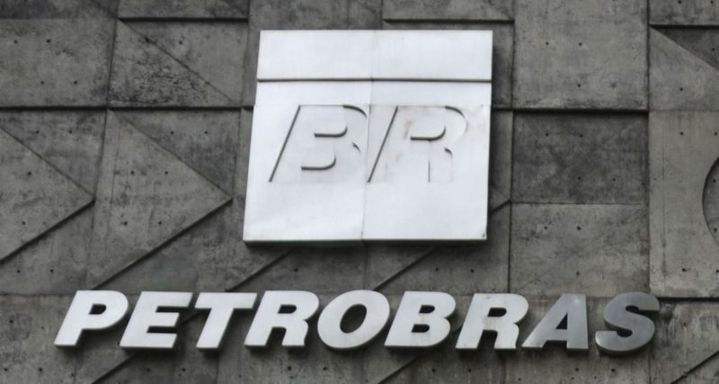 Bolsonaro não age contra Petrobrás por ‘rabo preso’ e ‘falta de coragem’