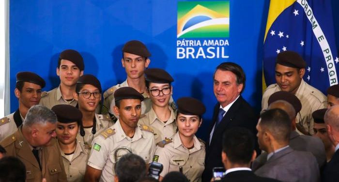 Amazonas entre 15 estados do plano de escolas cívico-militares de Bolsonaro