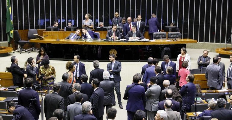 Deputado do AM puxou manutenção do veto de Bolsonaro a reajuste salarial