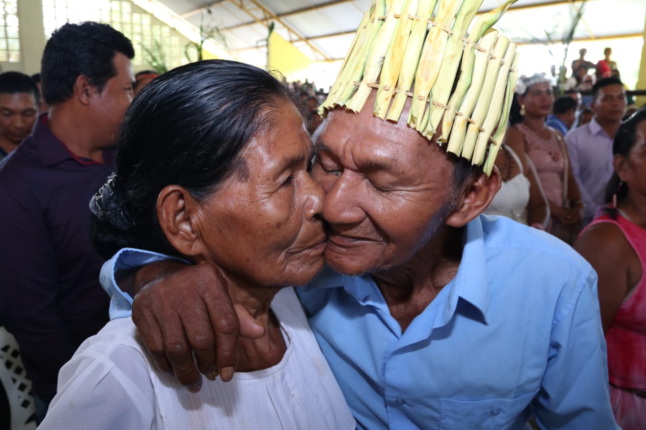 Ticuna de 100 anos casa em evento coletivo no Amazonas