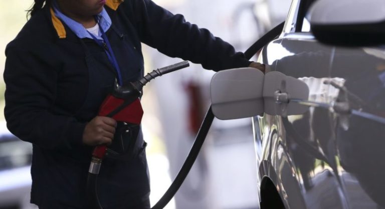 Bolsonaro anuncia reajuste no preço dos combustíveis