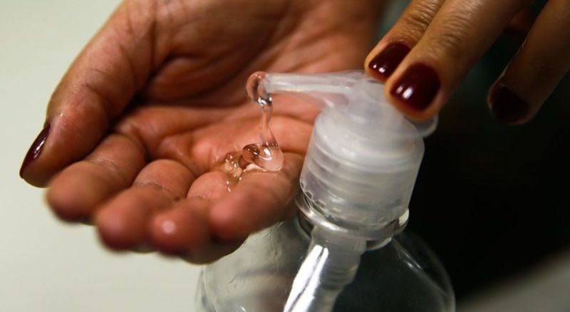 Anvisa libera produção do álcool gel em farmácias de manipulação
