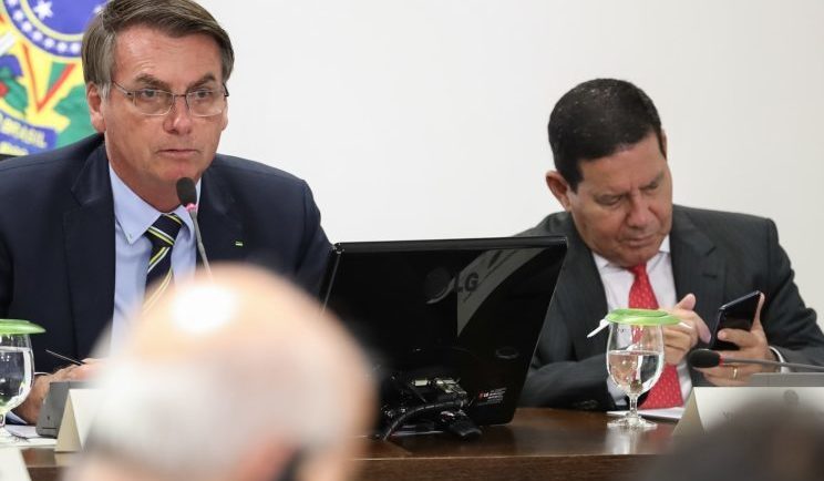 Bolsonaro evita criticar Rússia e diz para general-vice ficar calado