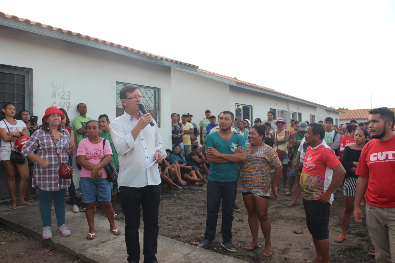 José Ricardo cobra conclusão das obras de residencial em Parintins