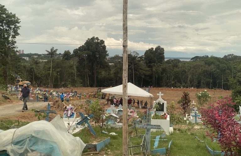 Manaus bate novo recorde de enterros em um único dia