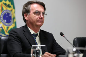 Bolsonaro pode entrar no apoio ao 'centrão' para adiar eleições