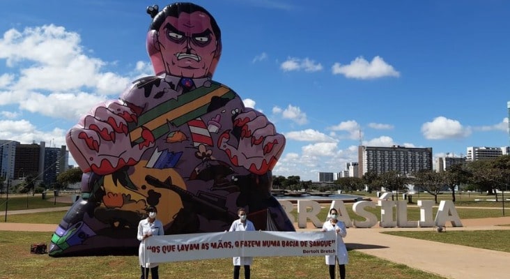 Boneco de Bolsonaro sujo de sangue é inflado na esplanada