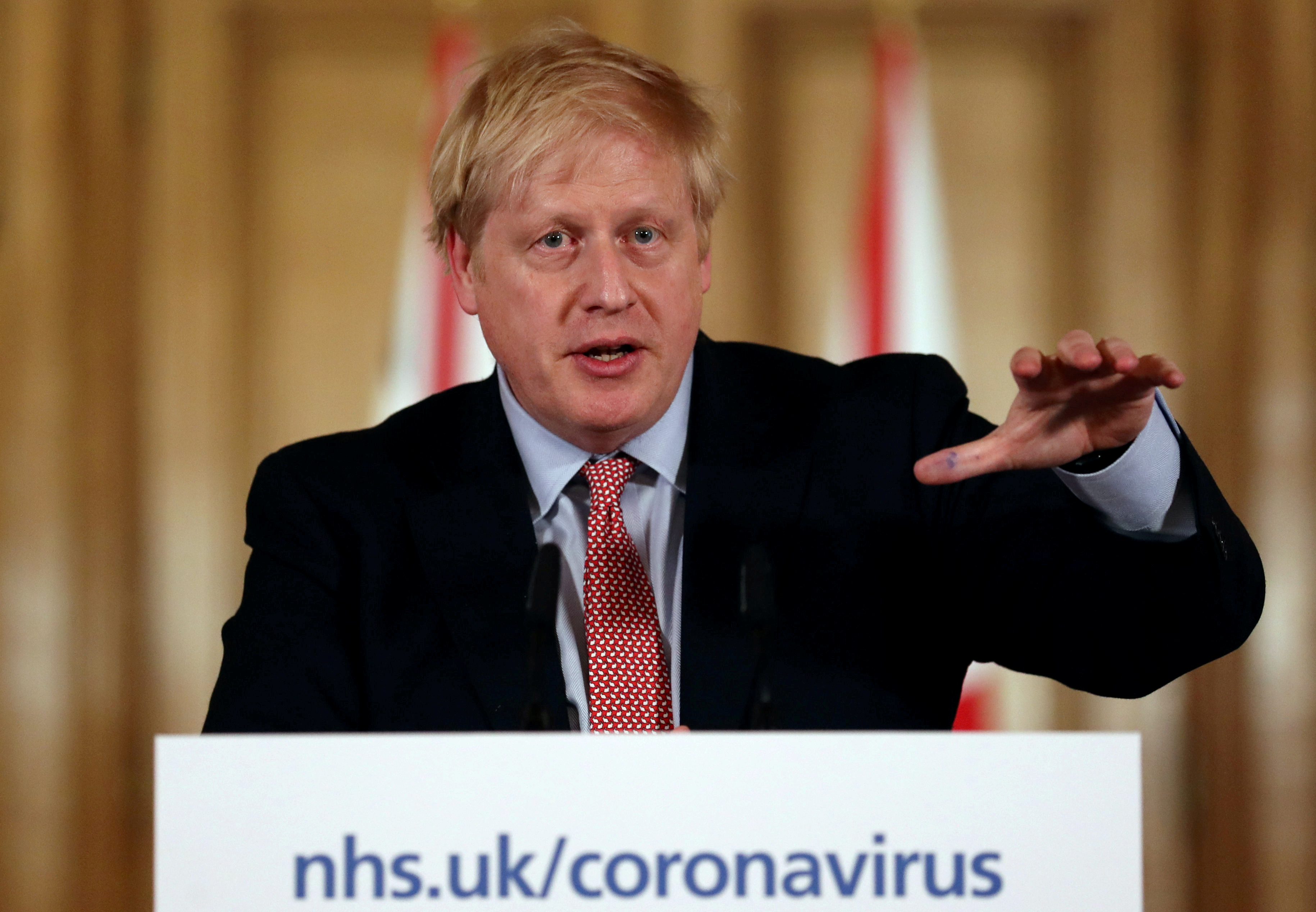 Boris Johnson dá nome dos médicos que salvaram sua vida ao filho