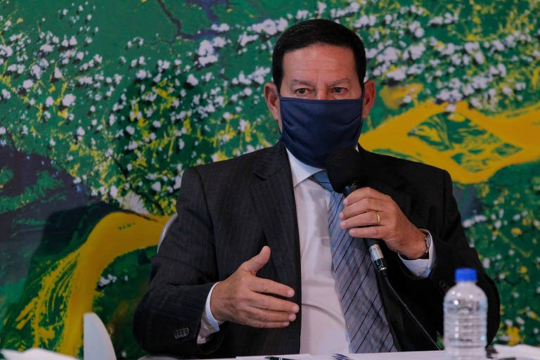 Tentando reconquistar doadores, Mourão tira Salles do Fundo Amazônia
