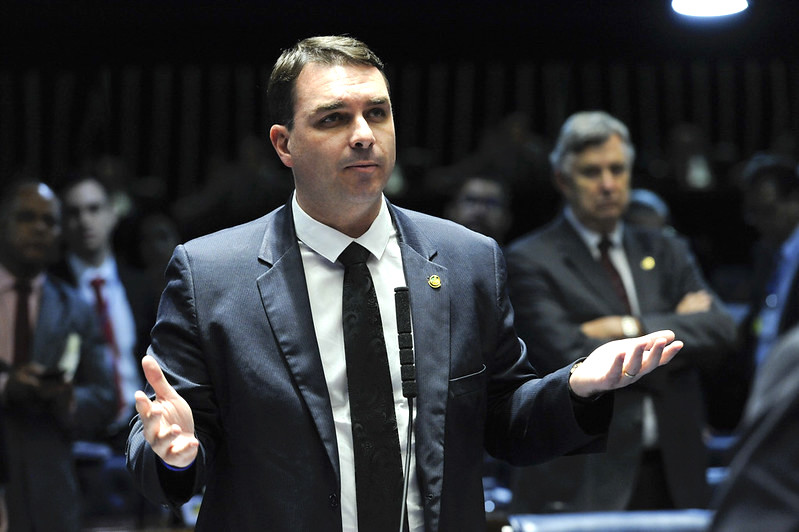 MP diz que Flávio pagou R$ 86,7 mil em espécie na compra de salas