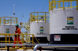 Preço do petróleo cai e defasagem no Brasil é 6% na gasolina e zero no diesel