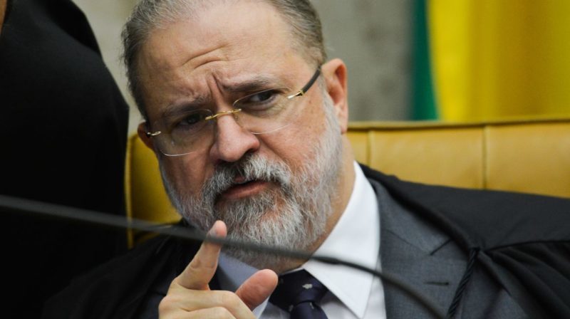 Aras informa ao STF que investiga Bolsonaro pela defesa da cloroquina