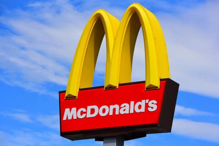 McDonald's no Brasil é denunciada de racismo por 16 ex-funcionários