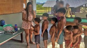 Mulheres de militares causam aglomeração de Yanomamis em ação social