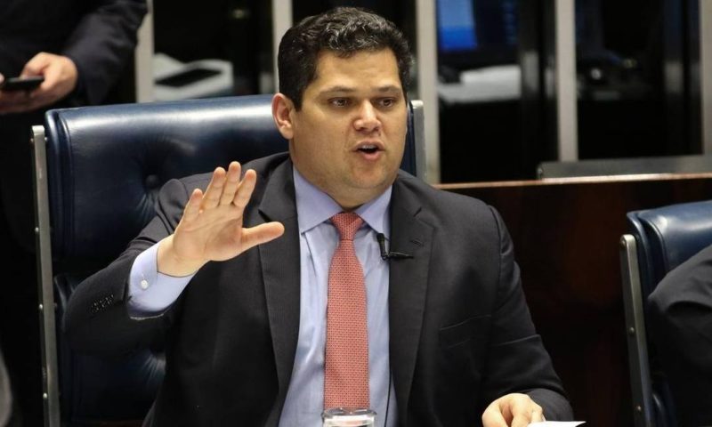 Alcolumbre sofre derrota no Senado e tem pauta retirada de votação