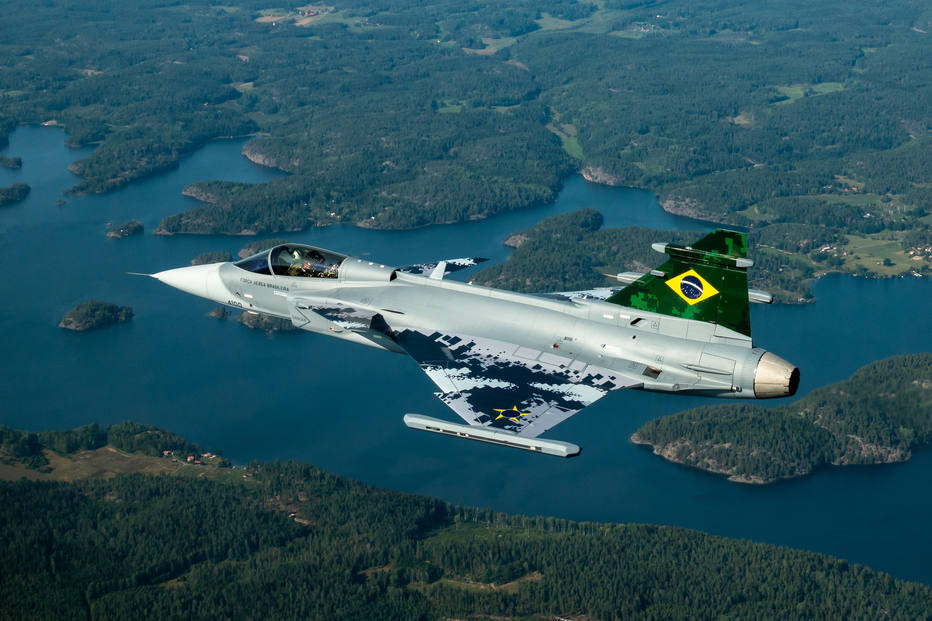 Primeiro dos 36 caças Gripen suecos comprados pelo Brasil chegou