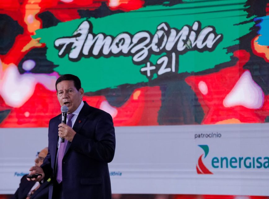 Bolsonaro faz concessões de energia e mineração na Amazônia ainda em 2020