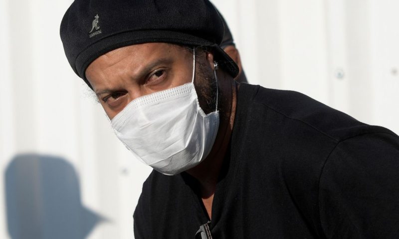Ronaldinho contrai coronavírus depois de cumprir quarentena na prisão