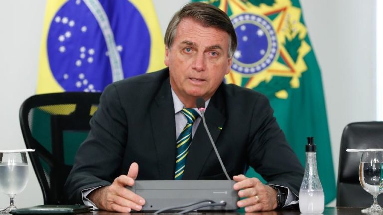 "Sou 'imbrochável' e só Deus me tira daqui", desafia Bolsonaro