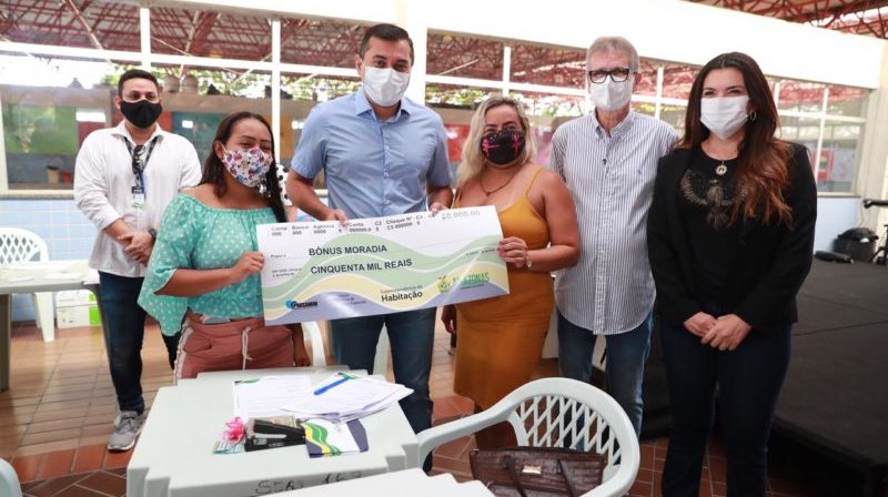Governador entrega indenizações a moradores do Igarapé do Quarenta