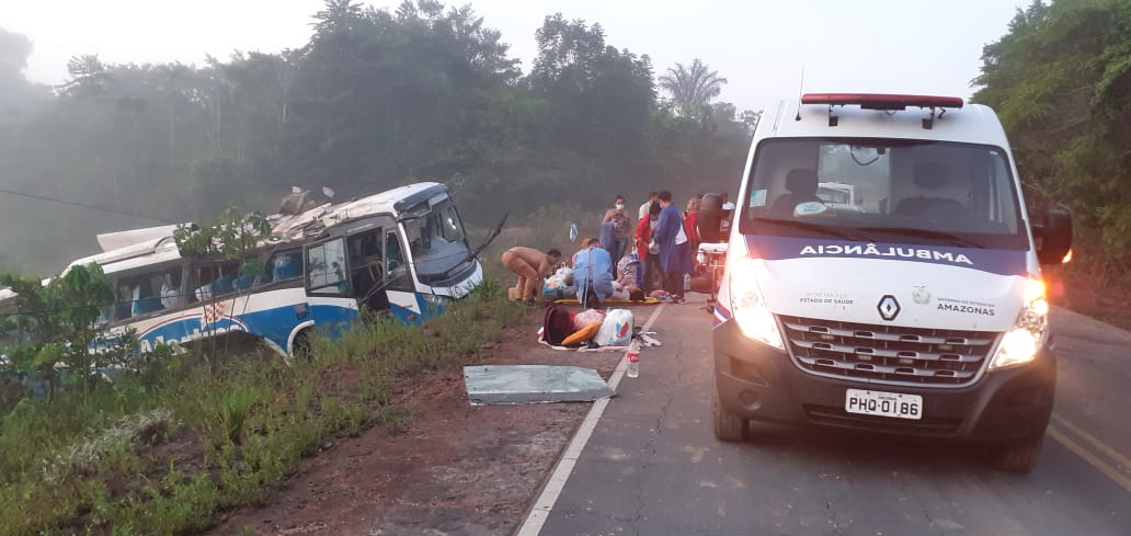 Ônibus capota três vezes na estrada de Itapiranga e deixa 20 feridos