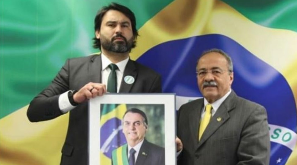 Bolsonaro arranja nova 'boquinha' no Senado para o primo dos filhos