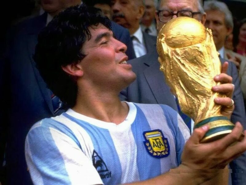 Ex-namorada de Maradona relata estupro do argentino