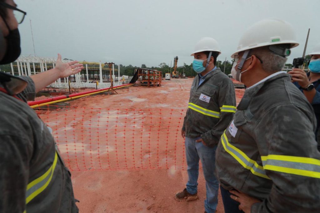 Wilson inspeciona obras da base de gás do campo do Azulão, em Silves