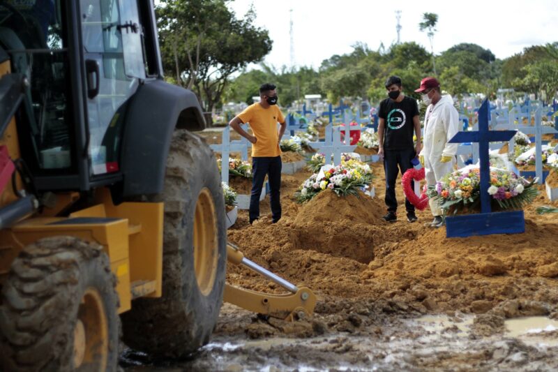 AM apresenta queda em casos de covid-19, mas sepultamentos sobem em Manaus