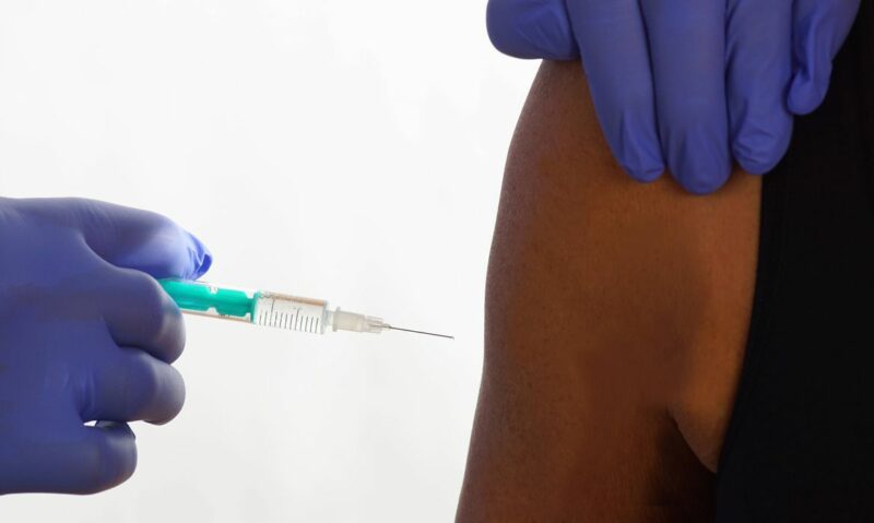 Trabalhador que recusar vacina pode ser demitido por justa causa, diz MPT