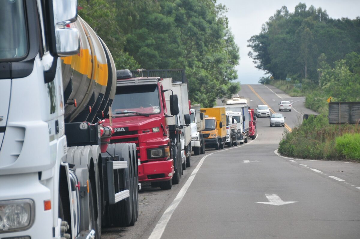 Caminhoneiros chamam de ‘desaforo’ vale combustível de Bolsonaro