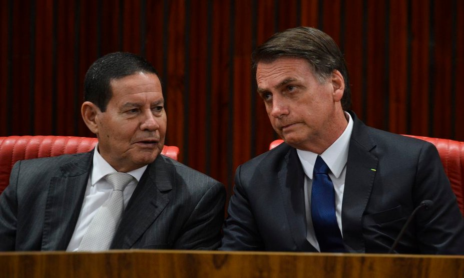 Aliados aconselham Mourão a renunciar vice de Bolsonaro