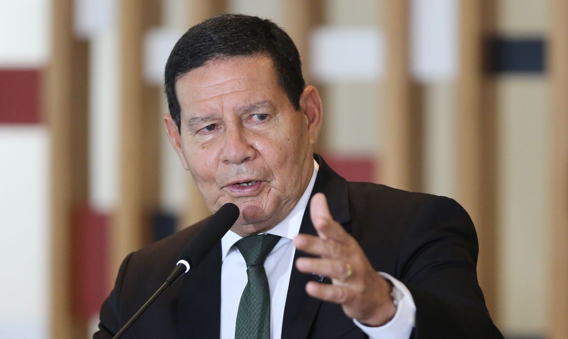 Vice-presidente Mourão chama “fura-fila” de pessoa sem caráter