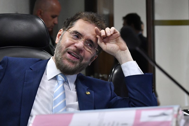Plínio Valério não deve votar no candidato de Bolsonaro