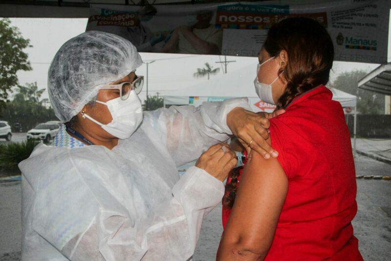 Brasil, com 12% da população imunizada, chega a meio milhão de mortos
