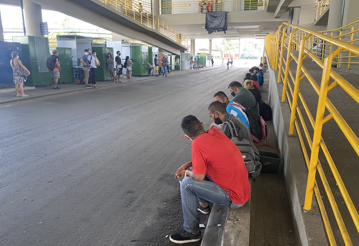 Rodoviários tiram ônibus das ruas em greve por vale-refeição