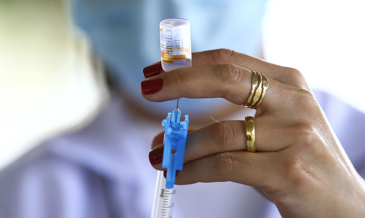 Governo Bolsonaro admite que só contratou 50% de vacinas que divulga