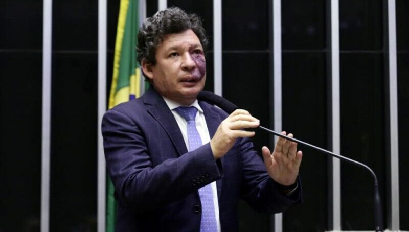 Deputado entra com notícia-crime contra Bolsonaro por crise no AM