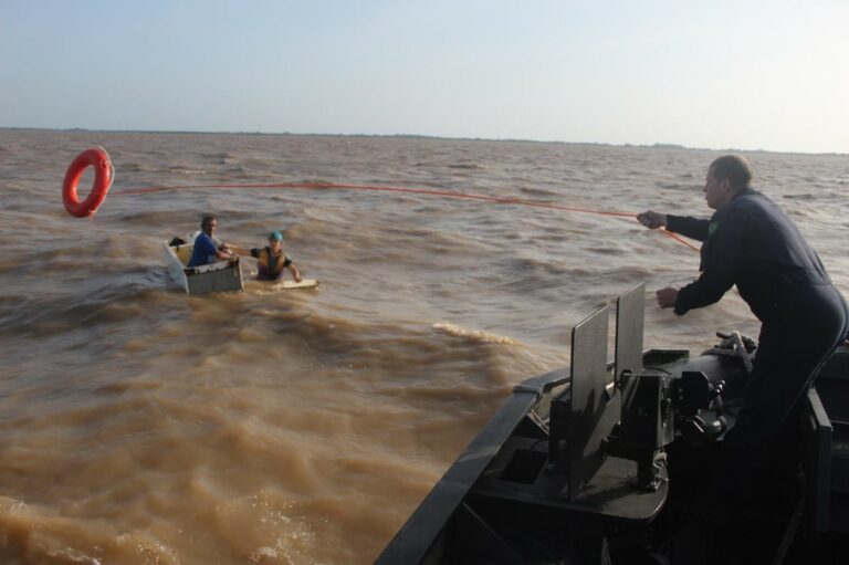Marinha resgata três homens que estavam à deriva em cima de geladeira no Rio Amazonas