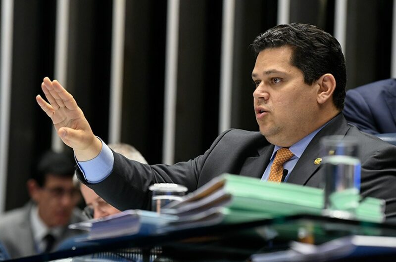 Alcolumbre tem plano B para derrubar indicação de Bolsonaro ao STF